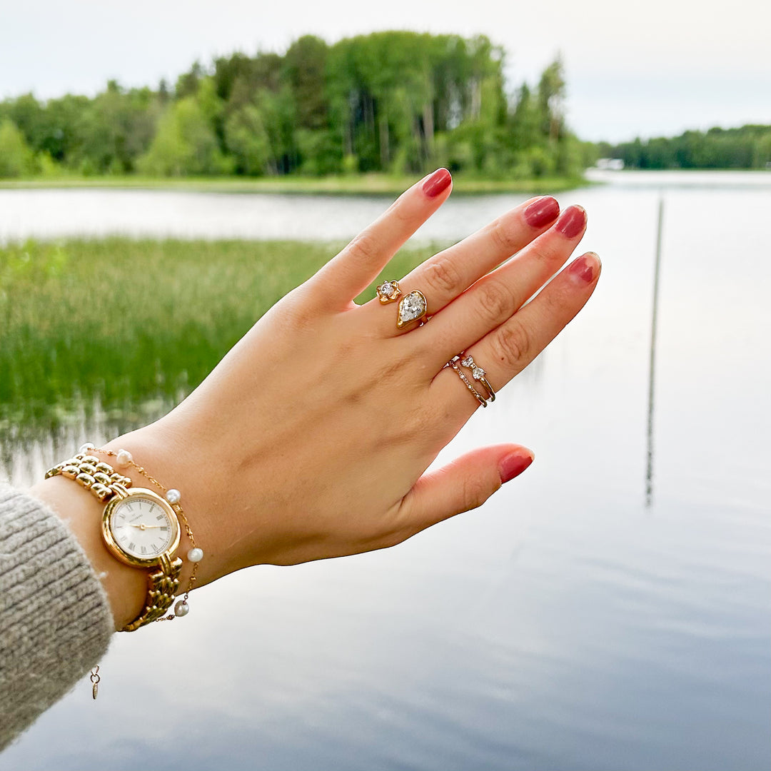 Bow crystal ring